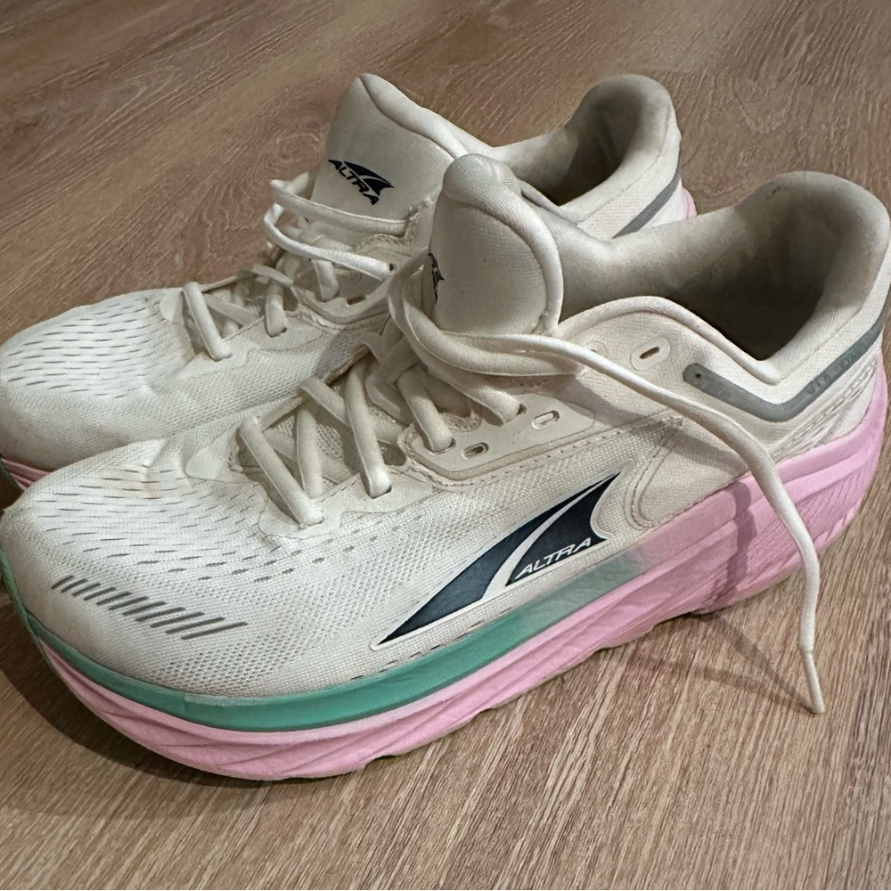 💥💥FLASH SALE 💥💥💥 Altra Women's Sneakers in Cream and Pink